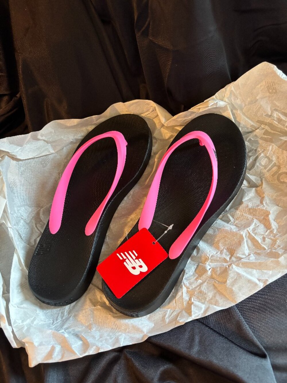 New Balance Flip Flops (Womens Size 11/Mens Size 9) Vibrant Pink & Black